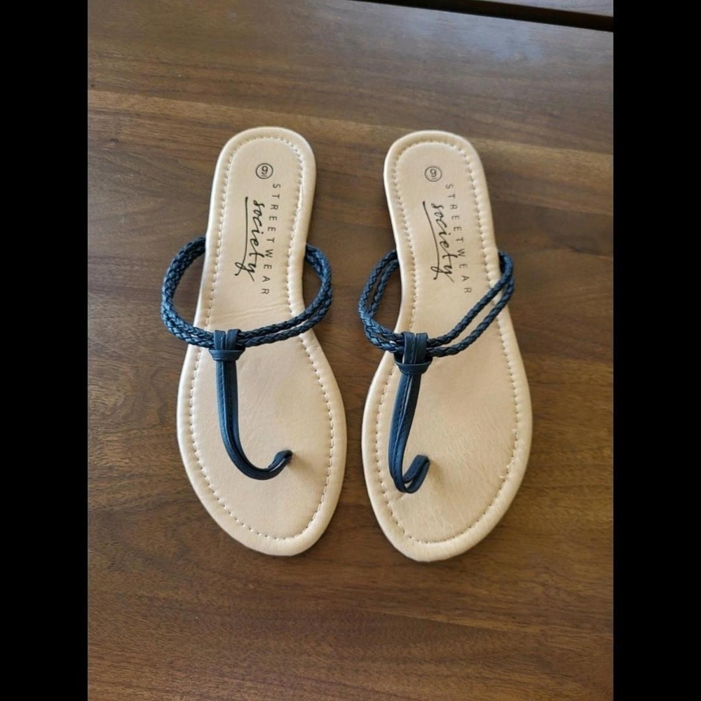 Flat sandals